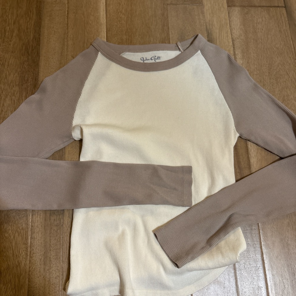 Brandy Melville Cream and Tan Crew Neck Sweater